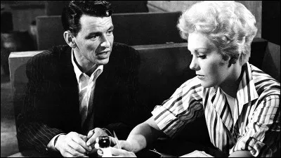 Dans ce film d'Otto Preminger, Frankie (Frank Sinatra) est en proie avec des dealers envers qui il a des dettes et doit, pour rembourser, être donneur au poker ; son amie Molly (Kim Novak) tente de le sortir de la drogue : c'est ...