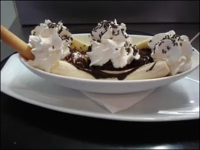En France, quels sont les parfums utilisés pour l'élaboration de la glace "Banana Split" ?