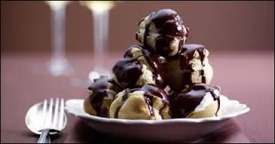 À quoi est parfumée la glace contenue dans les profiteroles ?