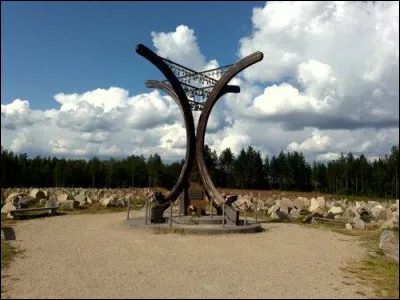 Dans quel contexte cette bataille a-t-elle eu lieu ?
(L'image montre un monument de cette guerre à Suomussalmi. Chaque pierre représente un soldat finnois ou russe mort au combat ).