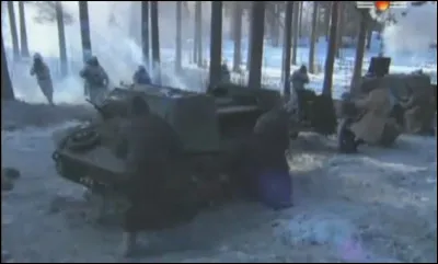 Les sentiers à voie unique font que les Soviétiques avec leurs divisions mécanisées et leurs milliers d'hommes avancèrent en ligne . Quelle technique utilisèrent les Finlandais pour récupérer l'avantage ? (Sur l'image, des soldats finlandais en blanc attaquant des Soviétiques en utilisant la technique).