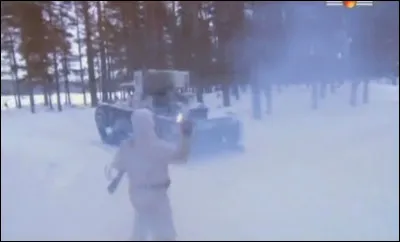 Lors de la bataille de Suomussalmi et lors de toute cette guerre, quel objet utilisé par les Finlandais permettait de détruire un char avec seulement deux litres d'essence ?