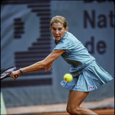 Quelle célèbre joueuse de tennis poussait des cris (appelés "grunts") à chaque fois qu'elle frappait la balle et s'est fait poignardée par un spectateur entre 2 jeux ?