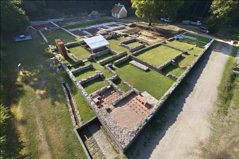 Dans les riches maisons romaines, comment appelait-on l'espace au toit ouvert où se trouvait un bassin ?