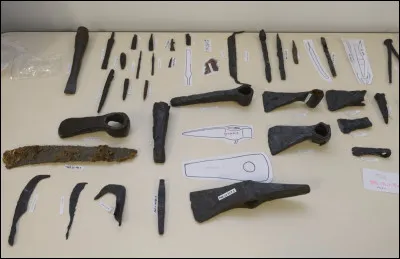 Laquelle de ces traces est r&eacute;alis&eacute;e &agrave; la hache et attest&eacute;e pour les bois de construction &agrave; Bibracte ?