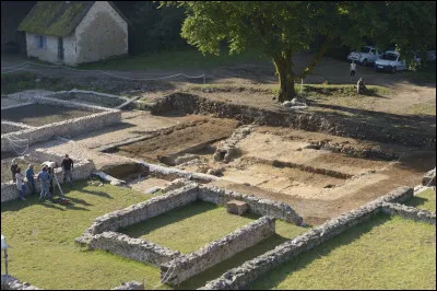 Comment appelle-t-on l'&eacute;l&eacute;ment en bois qui permettait de recouvrir l'ensemble du toit des maisons gauloises ?