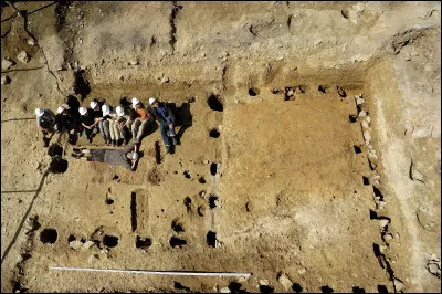 Quelle pi&egrave;ce architecturale laisse une trace sombre dans le sol bien visible en fouille ?