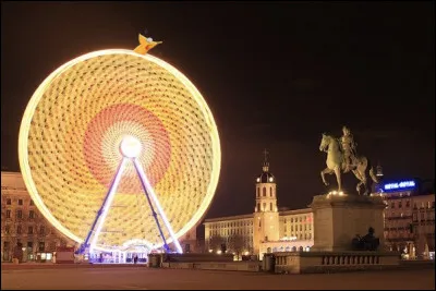 Le Caméléon est monté un peu trop haut. Il a le vertige. Dans quelle ville nous trouvons-nous ?