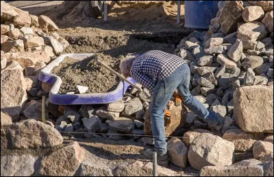 On continue notre escapade jusqu'à Houilles. Lequel de ces... Ah pardon, je me suis trompé de photo ! Bon, ce n'est pas trop grave. Quelle est la profession de cet homme ?