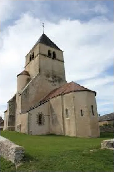 Nous sommes à présent en Bourgogne-Franche-Comté, devant l'église Saint-Symphorien de Bazolles. Village traversé par le canal du Nivernais, il se situe dans le département ...