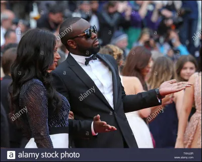 Il me semble qu'il passe à la radio, je dois donc en déduire qu'il est chanteur, par contre je ne peux pas trouver son nom. J'ai vraiment trop honte car nous sommes tombés nez à nez il y a moins d'une semaine. Voulez-vous m'aider ?