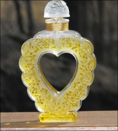 À partir de quelle année, Nina Ricci se lance-t-elle dans la création de parfums ?