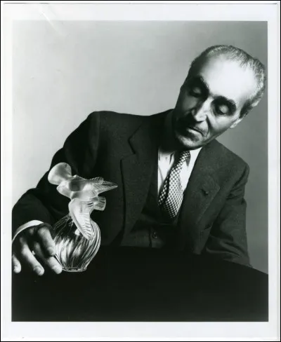 Qui l'aide pour créer de nouveaux parfums ?