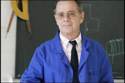 Aussi il y a du changement pour le professeur Brun qui était auparavant le professeur de mathématiques dans la saison 1 du pensionnat de Chavagnes. Dans cette deuxième saison du pensionnat de Sarlat, Monsieur Brun est devenu le professeur de...