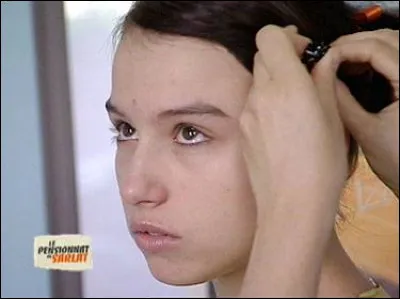 Dans l'épisode 2, une élève se fait recoiffer par la surveillante des demoiselles car l'élève en question s'est fait des couettes. La surveillante des demoiselles lui a fait une manœuvre dans les cheveux ce qui fait que cette élève s'énerve car la surveillante lui a...