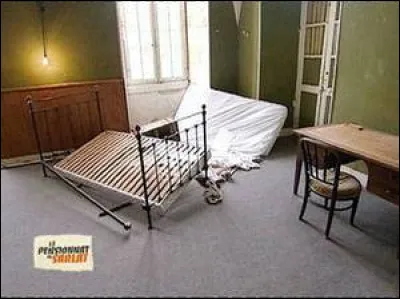 Dans cette saison il y a une nouvelle pièce qui est composée d'un lit, d' un bureau et d'une salle de bain où un élève peut être enfermé à titre punitif. La salle s'appelle...