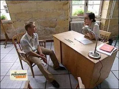 Dans un épisode du pensionnat alors que Gaëtan est dans le bureau de Melle Bihorel la surveillante des demoiselles, Gaëtan va avouer sa bêtise à propos de la prof d'anglais car Gaëtan a...