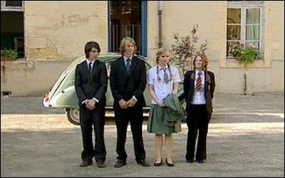 Dans un épisode du pensionnat de Sarlat, les pensionnaires vont devoir partager le pensionnat pendant neuf jours avec des correspondants qui sont des...