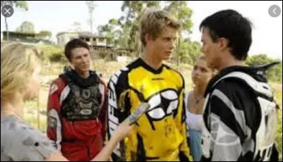 Qui gagne le concours de moto dans l'épisode 6 de la saison 3 ?