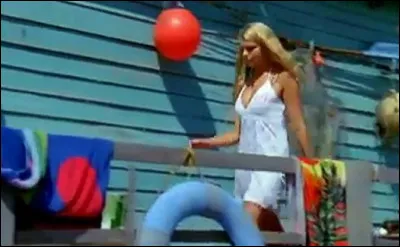 Dans la saison 3, avec qui Bella va-t-elle à la fête sur la plage ?