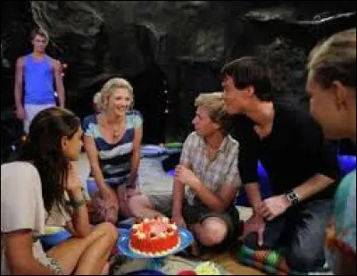 Dans ce même épisode, c'est l'anniversaire de Rikki. Qu'est-ce que Bella et Cleo lui offrent ?