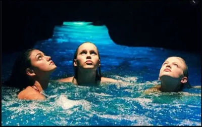 Les trois filles se transforment en sirènes, mais pourquoi ?