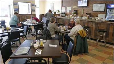 "Vincent, François, Paul et les autres..." est un long-métrage réalisé par...
