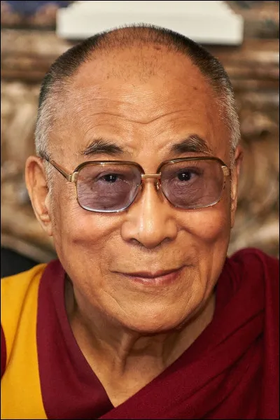 Qui et ce Tenzin, moine bouddhiste, chef temporel et spirituel du Tibet depuis 1950, prix Nobel de la paix en 1989 ?