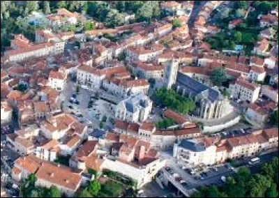Petite ville de 5 700 habitants du département de la Loire, située sur les collines dominant la Loire, en bordure de la plaine du Forez :