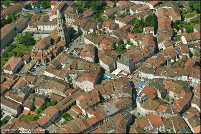 Petite ville de 4500 habitants du département de la Haute-Vienne, située sur la rive nord de la Vienne, dans une région de collines entaillées par les vallées de la Vienne et de ses affluents :