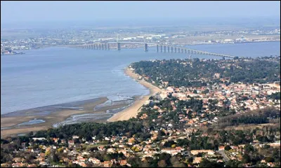 Ville de 13 000 habitants du département de la Loire-Atlantique, station balnéaire située près de l'embouchure de la Loire :