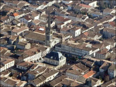 Petite ville de 2 500 habitants du département de la Gironde, ancienne bastide du XIIIe siècle, située sur les rives de la Dordogne :
