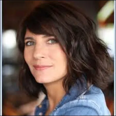 En quelle année Estelle Denis décide-t-elle de quitter le groupe M6 ?