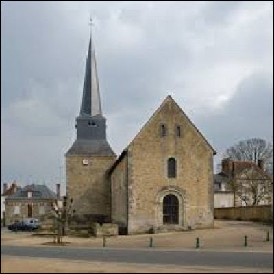 Nous commençons notre balade dans la Sarthe devant l'église Saint-Martin de Courgenard. Nous sommes en région ...