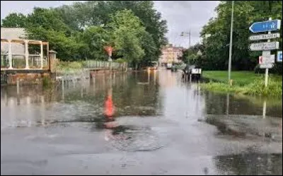En quelle année la ville de Draguignan a-t-elle été victime d'inondations meurtrières ?