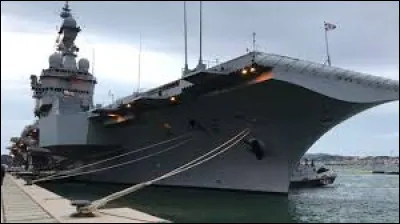 Comment s'appelle le porte-avions basé à Toulon ?