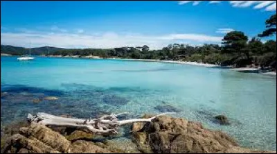 Comment s'appellent les îles situées au large de Hyères ?