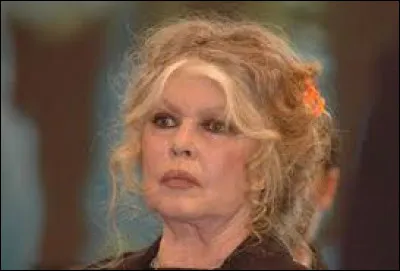 Brigitte Bardot vit à la Madrague. Dans quel village se trouve cette propriété ?