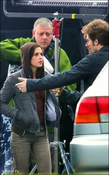 Qui tient les bras de Bella ?