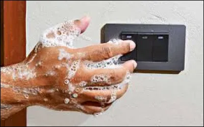 À ton avis, qu'aurait dû faire cette personne avant de toucher à l'interrupteur ?