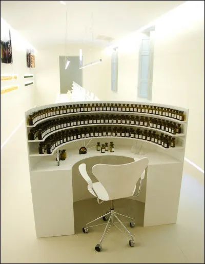 Comment nomme-t-on ce meuble en demi-cercle utilisé par les nez en vue de ranger les flacons contenant les principales fragrances qu'ils utilisent ?