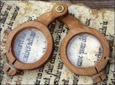 Quia inventé les lunettes ?