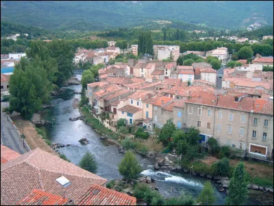 Petite ville de 3 300 habitants du département de l'Aude, entourée des premières hauteurs des Pyrénées, dans la haute vallée de l'Aude :
