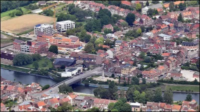 Ville de 6 700 habitants du département du Nord, traversée par la Deûle au nord de Lille :