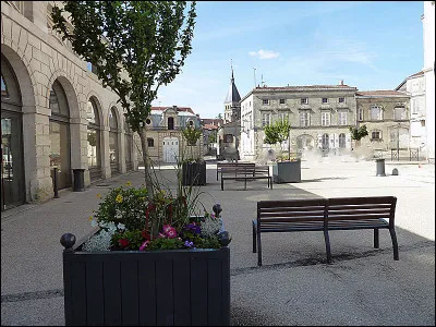 Petite ville de 2 900 habitants du département de la Haute-Marne, connue pour être le lieu du massacre de 1562, qui marqua le début des guerres de Religion en France :