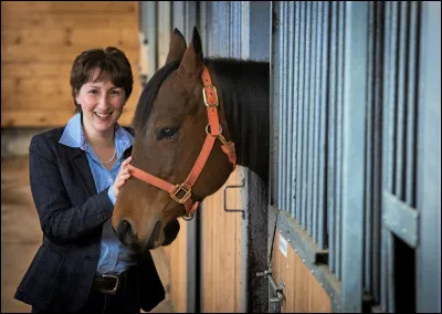 Souvent, je crée ma propre industrie où bien je rachète le commerce de quelqu'un d'autre. Mon lieu de travail peut être privé, dans ce cas ce sera généralement plus sophistiqué qu'un lieu public. Mon métier m'oblige à vivre dans mon environnement de business. J'offre généralement des cours et je certifie les cavaliers. Qui suis-je ?