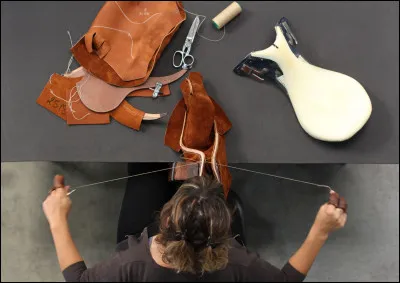 Je peux vous paraître inutile, mais l'équitation ne serait pourtant pas aussi moderne qu'elle l'est sans moi. Sans brides, filets, selles et licous, l'équitation serait-elle encore pareille ? C'est moi qui fabrique tous ces outils. Qui suis-je ?