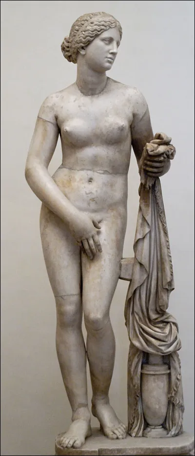 Sculpteur grec du IVe siècle, il modifie la représentation de la beauté en affinant et assouplissant les formes et les des attitudes ; on lui doit notamment l'Aphrodite de Cnide. C'est ...