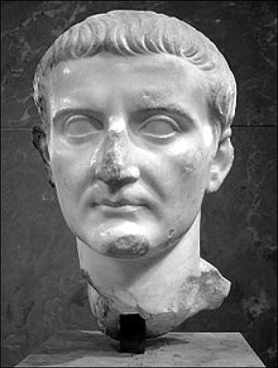 C'est le deuxième empereur romain : il succède à Auguste après avoir été 12 ans associé au gouvernement de l'Empire :