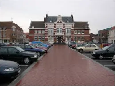 Ville des Hauts-de-France, au bord de la Mer du Nord, à l'embouchure de l'Aa, Grand-Fort-Philippe se trouve dans le département ...